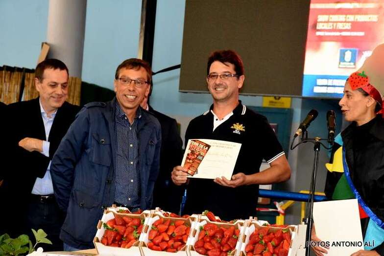 Un representante de Isla Bonita recoge uno de los premios (Foto Antonio Alí)